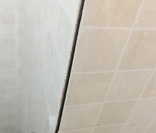 高港瓷砖空鼓维修公司分享阳台瓷砖脱落的修复过程可以分为以下几个步骤