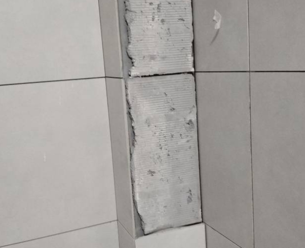 高港瓷砖空鼓维修公司分享下瓷砖施工前基层浇水润湿程度不足，可能导致以下问题